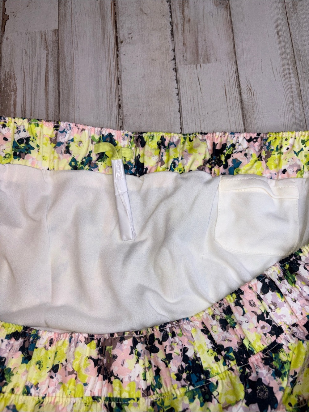 Old Navy Active Strechtech Go Dry Neon Floral Built in Panties Shorts Size 2X - Picture 8 of 12